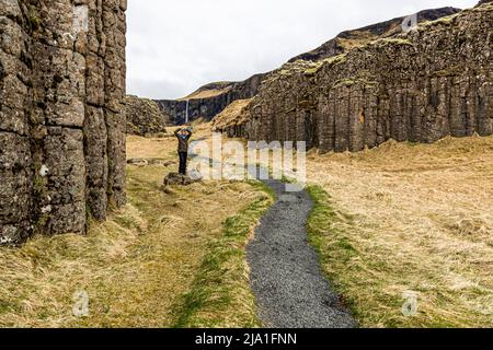 Die Dverghamrar Zwergklippen sind ein Naturdenkmal in Island. Sie bestehen aus sechseckigen Basaltsäulen, die mit würfelförmigem Basalt bedeckt sind Stockfoto