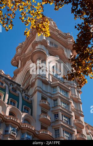 Die Hauptfassade des Palacio Barolo-Gebäudes im Herbst, Monserrat, Buenos Aires, Argentinien. Stockfoto