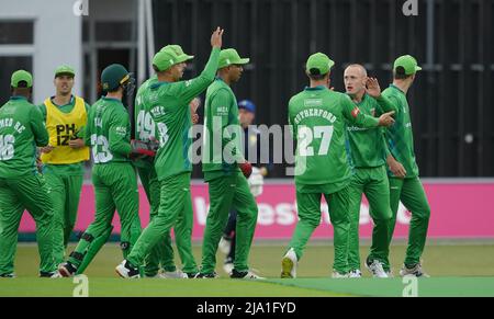 Callum Parkinson von Leicestershire feiert die Teilnahme von Michael Jones aus Durham während des Nordgruppenmatches von Vitality Blast T20 im Uptonsteel County Ground, Leicester. Bilddatum: Donnerstag, 26. Mai 2022. Stockfoto