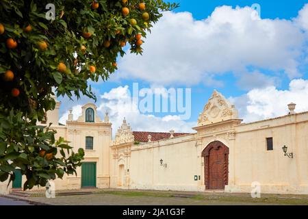 Die Hauptfassade des Klosters San Bernardo im historischen Fass von Salta, Argentinien. Stockfoto