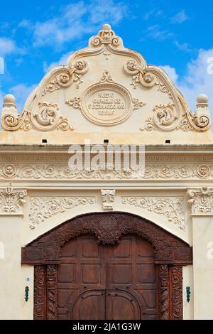 Ein Detail der Hauptfassade des Klosters San Bernardo im historischen Fass von Salta, Argentinien. Stockfoto