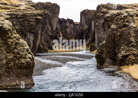 Die Schlucht von Fjaðrárgljúfur befindet sich in der Nähe von Kirkjubæjarklaustur, in Island. Die Schlucht wurde durch den Fluss Fjaðrá gebildet. Der Fluss entspringt im Hochland und hat sich bis zu 100 Meter tief in das Palagonitgestein gegraben. Stockfoto