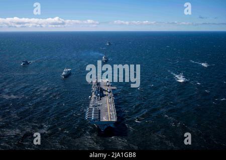 21. Mai 2022 - Ostsee - das amphibische Angriffsschiff USS Kearsarge (LHD 3) der Wasp-Klasse, Zentrum, das finnische Verschmutzungskontrollschiff FNS Louhi (999), das finnische Minenschiff Hameenmaa der finnischen Hameenmaa-Klasse FNS Hameenmaa (02), das amphibische Dock-Landungsschiff USS Gunston Hall der Whidbey-Klasse (LSD 44), Der Arleigh Burke-Klasse Lenkraketen-Zerstörer USS Gravely (DDG 107), das schwedische Hilfsunterstützungsschiff HSwMS Carlskrona (P 04) und das finnische Minengegenmessungsschiff FNS Purunpaa (41) der Katanpaa-Klasse segeln während einer Manövrierübung in der Ostsee am 17. Mai 2022 in Formation. Der Stockfoto