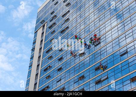 Industrielle Bergsteigen, Gruppe von Arbeitern Reinigung Fenster Service auf Hochhaus. Arbeiten auf den Höhen Stockfoto