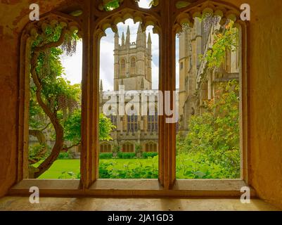 OXFORD CITY ENGLAND MAGDALEN COLLEGE INNENANSICHT DES KREUZGANGES BLICK AUF DEN GROSSEN TURM VON EINEM FENSTER AUS Stockfoto