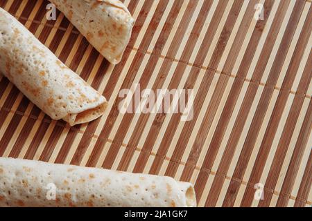 Gefrorene Pfannkuchen auf Holzhintergrund mit Platz Stockfoto