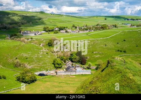 Das Dorf Earl Sterndale im Peak District vom Parkhouse Hill aus gesehen Stockfoto