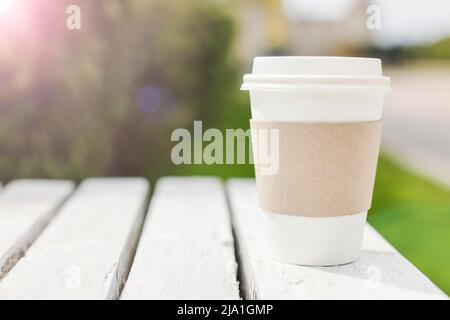 Mockup von wegnehmen Einweg-Papier Kaffee-Container oder Tasse auf der Straße. Minimal, Ökologie, Lifestyle-Konzept. Selektiver Fokus kopieren Raum Stockfoto
