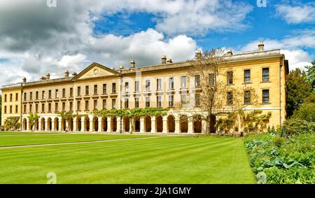 OXFORD CITY ENGLAND MAGDALEN COLLEGE DAS NEUE GEBÄUDE GARTEN UND RASEN IM FRÜHLING Stockfoto