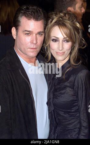 Datei-Foto vom 07/02/02 von Ray Liotta mit seiner damaligen Frau Michelle, die zur Premiere von 'John Q' in Hollywood, Kalifornien, eintraf, da der Schauspieler im Alter von 67 Jahren gestorben ist. Ausgabedatum: Donnerstag, 26. Mai 2022. Stockfoto