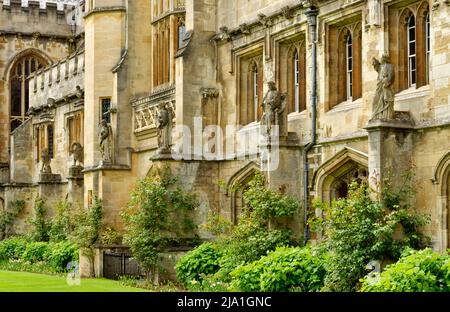 OXFORD CITY ENGLAND MAGDALEN EXTERIOR KREUZGANG MIT STATUEN UND WASSERSPEIERN Stockfoto