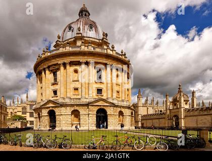 OXFORD CITY ENGLAND RADCLIFFE PLATZ UND FAHRRÄDER AUF DEM ZAUN UM DAS RADCLIFFE KAMERA-BIBLIOTHEK GEBÄUDE Stockfoto