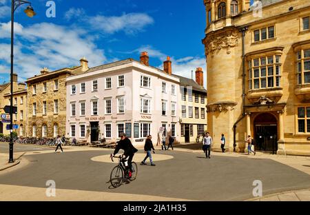 OXFORD CITY ENGLAND DER KINGS ARMS PUB AN DER KREUZUNG VON PARKS ROAD UND HOLYWELL STREET Stockfoto