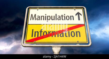 Ein deutsches Ortsschild mit den Worten „Information“ und „Manipulation“ Stockfoto