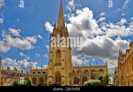 OXFORD CITY, ENGLAND UNIVERSITY, KIRCHE ST. MARY THE VIRGIN, VOM RADCLIFFE-PLATZ AUS GESEHEN Stockfoto