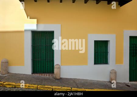 Ein fröhliches, gelb gestrichenes Gebäude in Old San Juan, Puerto Rico Stockfoto
