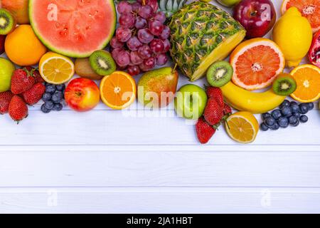 Verschiedene frische Früchte für eine gesunde Ernährung. Wassermelone, Ananas, Apfel, Birne, Erdbeere, Kiwi, Zitrone, Orange, Traube, Heidelbeere, Granatapfel, Mango, b Stockfoto