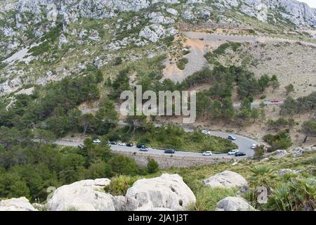 Fahrzeuge fahren auf einer kurvenreichen Serpentinenstraße bei Mirador Es Colomer in Cap de Formentor, Mallorca, Spanien. Stockfoto