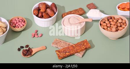 Gemischte Nüsse und getrocknete Früchte in Holzschüsseln. Ein gesunder Snack ist eine Mischung aus Bio-Nüssen und getrockneten Früchten. Stockfoto