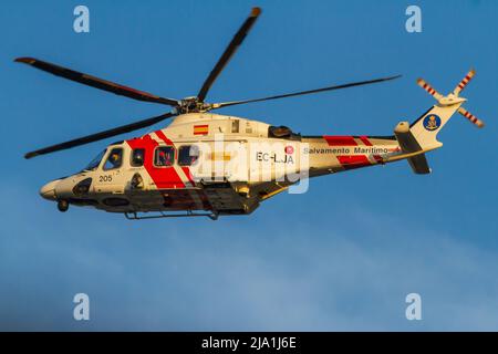 Valencia, SPANIEN - Mai 11 2022 der spanische maritime Rettungshubschrauber „Salvamento Marítimo“ fliegt über das Meer von Valencia Stockfoto