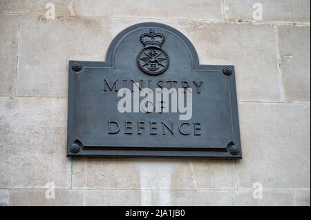 London, Großbritannien – 3. Mai 2022: Das Zeichen für das Verteidigungsministerium in London Stockfoto