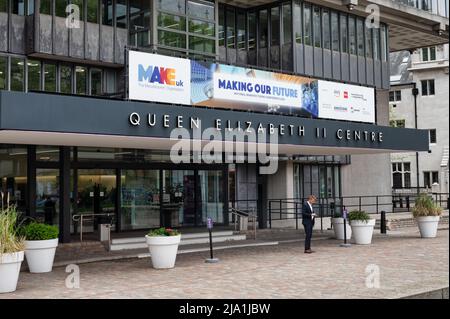 London, Großbritannien - 3. Mai 2022: Der Eingang zum Queen Elizabeth II Centre in London Stockfoto