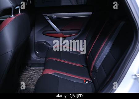 Beifahrersitze im modernen Luxuswagen. Leder- und Alcantara-Autositze. Stockfoto