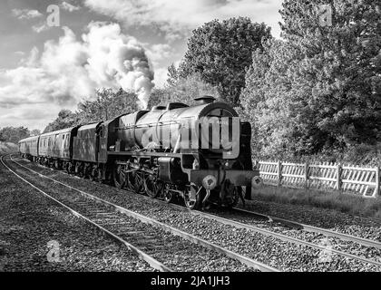 Scots Guardsman 46115 am 26.. Mai 2022 durch Long Preston. Settle & Carlisle Line Tour mit der historischen Dampfeisenbahn, Rückkehr nach York. Stockfoto