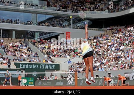 Paris, Frankreich: 26.. Mai 2022; Roland Garros, Paris, Frankreich: French Open Tennisturnier: Madison Keys (USA) gegen Caroline Garcia (FRA) gegen Philippe Chartrer Stockfoto