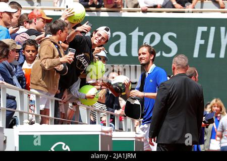 Paris, Frankreich: 26.. Mai 2022; Roland Garros, Paris, Frankreich: French Open Tennisturnier: Daniel Medvedev (Rus) bekommt ein Selfie mit einem Fan Stockfoto