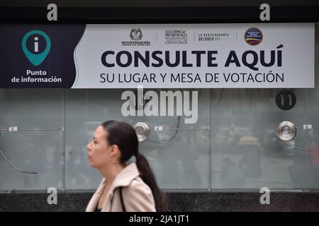 Eine Person steht vor einem Informationsfenster für die Präsidentschaftswahlen in Bogota, Kolumbien, am 26. Mai 2022. Die Präsidentschaftswahlen finden am 29. Mai statt. Foto: Camilo Erasso/Long Visual Press Stockfoto