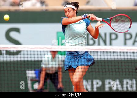 Paris, Frankreich: 26.. Mai 2022; Roland Garros, Paris, Frankreich: French Open Tennisturnier: Caroline Garcia (FRA) treibt eine Vorhand-Rückkehr an Stockfoto