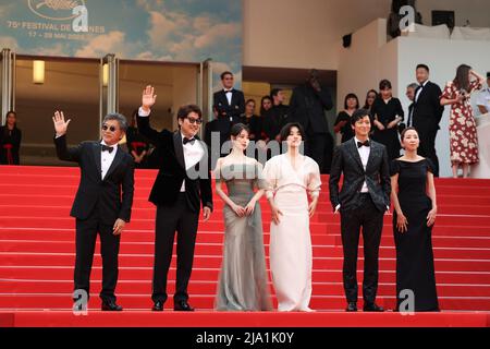 Cannes, Frankreich. 26. Mai 2022, Regisseur Hirokazu Koreeda, Song Kang-ho, Ji-eun Lee, Joo-Young Lee, Dong-Won Gang und BAE Doona nehmen an der Vorführung von „Broker (Les Bonnes Etoiles)“ während des jährlichen Filmfestivals 75. in Cannes im Palais des Festivals am 26. Mai 2022 in Cannes, Frankreich, Teil. Foto von David Boyer/ABACAPRESS.COM Stockfoto