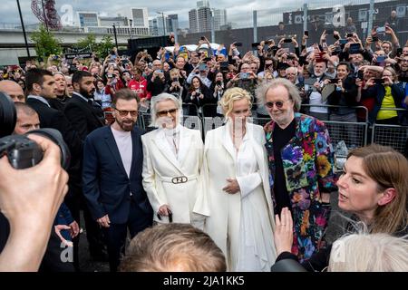 London, Großbritannien. 26 Mai 2022. Björn Ulvaeus, Anni-Frid Lyngstad, Agnetha Fältskog und Benny Andersson (ABBA) mit Fans vor der ABBA Voyage-Eröffnungsvorstellung in der Abba Arena in Stratford. Kredit: Stephen Chung/EMPICS/Alamy Live Nachrichten Stockfoto
