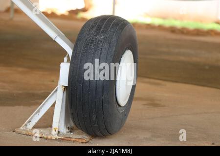 Räder von alten Flugzeugen oder Fahrwerk zur Vitrine aufbewahrt Stockfoto