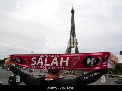 Vor dem Finale der UEFA Champions League am Samstag im Stade de France, Paris, hält ein Liverpool-Fan einen Schal von Mohamed Salah vor dem Eiffelturm in Paris hoch. Bilddatum: Donnerstag, 26. Mai 2022. Stockfoto