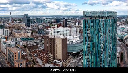 BIRMINGHAM, GROSSBRITANNIEN - 24. MAI 2022. Eine Luftaufnahme des Stadtzentrums von Birmingham mit dem Radisson Blu Hotel Wolkenkratzer, Victoria Square und New Street Train Stockfoto