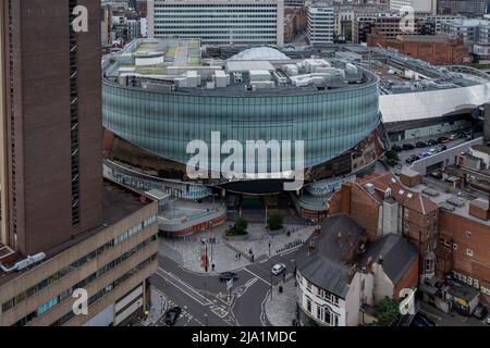 BIRMINGHAM, GROSSBRITANNIEN - 24. MAI 2022. Eine Luftaufnahme des Bahnhofs Birmingham New Street und der Bullring Shopping Mall Stockfoto