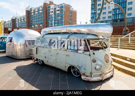 Scheveningen Beach, Niederlande - 22. Mai 2022: Weißer VW kombi-Wohnwagen und silberner Anhänger auf der luftgekühlten Oldtimer-Show Stockfoto