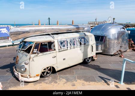 Scheveningen Beach, Niederlande - 22. Mai 2017: Weißer VW kombi-Wohnwagen und silberner Anhänger auf der luftgekühlten Oldtimer-Show Stockfoto