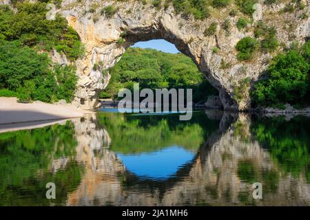 Blick auf den berühmten Bogen in Vallon-Pont-d'Arc, Ardeche, Frankreich Stockfoto