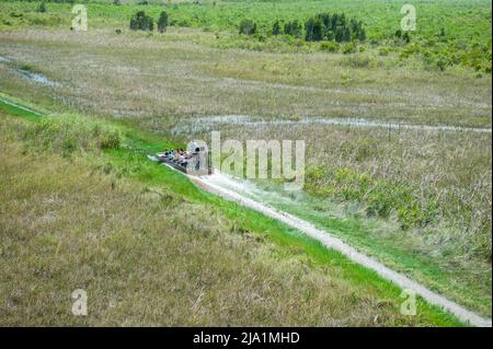 Stock-Bilder von Everglades National Park, Florida - Airboats fliegen über den Everglades National Park. Everglades Airboat Tours Glide und Guide throug Stockfoto