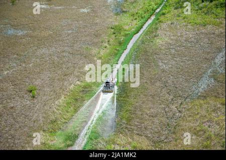 Stock-Bilder von Everglades National Park, Florida - Airboats fliegen über den Everglades National Park. Everglades Airboat Tours Glide und Guide throug Stockfoto