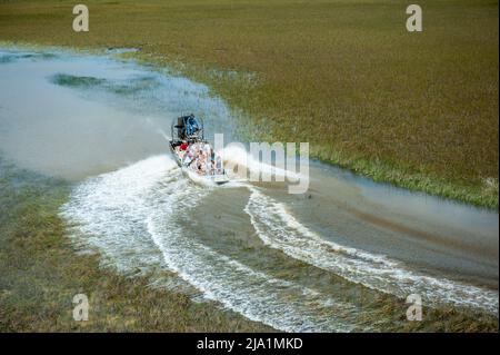 Stock-Bilder von Everglades National Park, Florida - Airboats fliegen über den Everglades National Park. Everglades Airboat Tours Glide und Guide throug Stockfoto