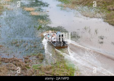 Stock-Bilder von Everglades National Park, Florida - Airboats fliegen über den Everglades National Park. Everglades Airboat Tours Glide und Guide throug Stockfoto