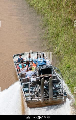 Stock-Bilder von Everglades National Park, Florida - Airboats fliegen über den Everglades National Park. Everglades Airboat Tours Glide und Guide throug Stockfoto