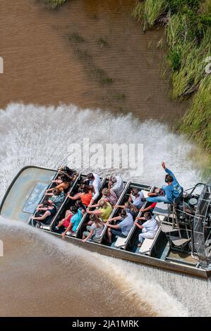 Stock-Bilder von Everglades National Park, Florida - Airboats fliegen über den Everglades National Park. Everglades Airboat Tours Glide und Guide throug Stockfoto