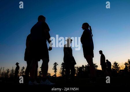 15. Mai 2022 - USA - während des Army Combat Fitness Tests des Army Reserve 2022 Best Squad Competition am 15. Mai 2022 ruhen sich die Teilnehmer zwischen den Ereignissen aus. Etwa 50 Soldaten aus dem ganzen Land reisten vom 14. Bis 21. Mai 2022 nach Fort McCoy, Wisconsin, um am Wettbewerb für die beste Mannschaft der USA 2022 teilzunehmen. Der BSC 2022 ist ein jährlicher Wettbewerb, bei dem die besten Soldaten und Kader aus dem gesamten US-Armeereservat zusammenkommen, um unter ihren Kollegen den Titel „Bester Krieger“ und „Bester Kader“ zu erhalten. Wettbewerber werden auf ihre individuelle und kollektive Fähigkeit zur Anpassung an und Überwindung von ch bewertet Stockfoto