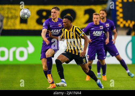 ARNHEM - (lr) Sam Beukema von AZ Alkmaar, Lois Openda von Vitesse während des Finalspiels der niederländischen Eredivisie zwischen Vitesse und AZ beim Gelredome am 26. Mai 2022 in Arnhem, Niederlande. ANP ED DER POL Stockfoto