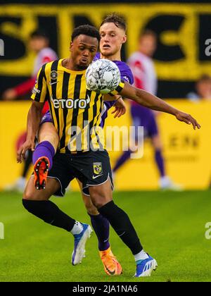 ARNHEM - (lr) Lois Openda von Vitesse, Sam Beukema oder AZ Alkmaar während des Finalspiels der niederländischen Eredivisie zwischen Vitesse und AZ beim Gelredome am 26. Mai 2022 in Arnhem, Niederlande. ANP ED DER POL Stockfoto